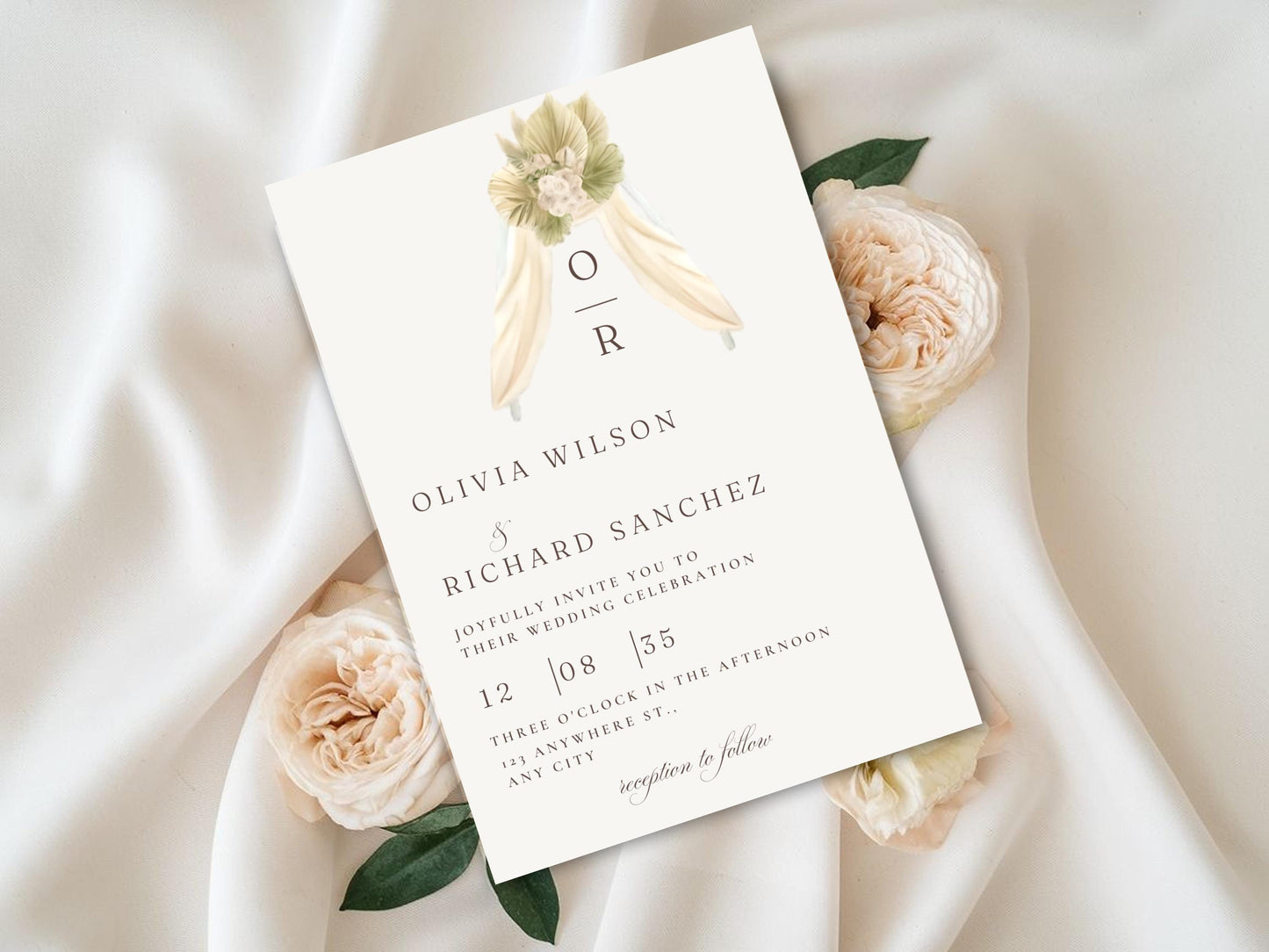 Invito di nozze con monogramma rustico: modello di tela floreale beige