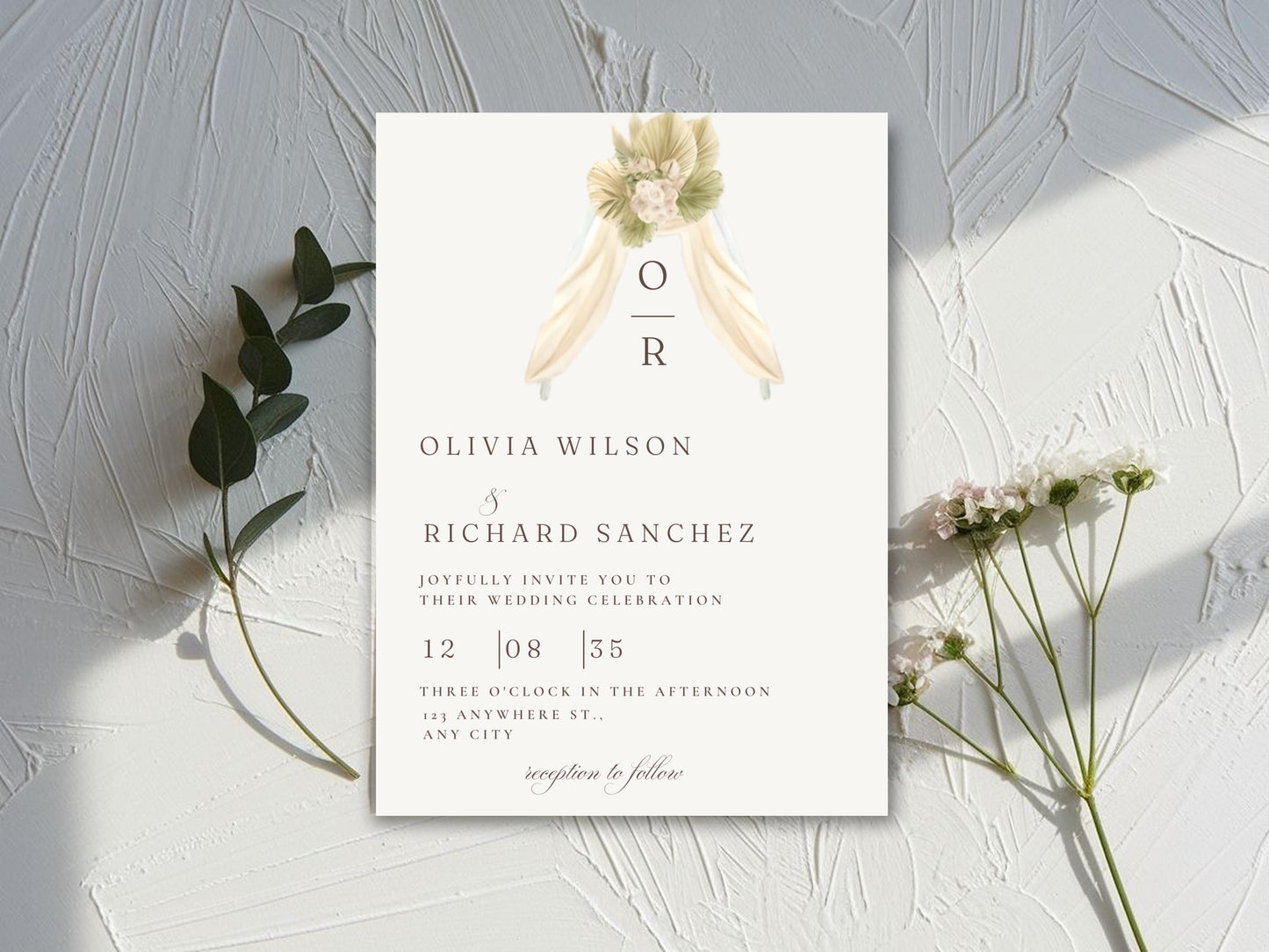 Invito di nozze con monogramma rustico: modello di tela floreale beige